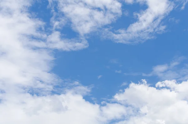 Cielo azul con nubes. —  Fotos de Stock