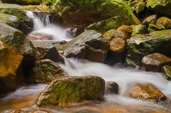 Cachoeira na selva tropical profunda. Krok E Dok Cachoeira Sarab — Fotografia de Stock