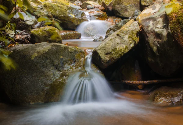 Cascada en la selva profunda. Krok E Dok Cascada Sarab — Foto de Stock