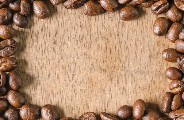 木制背景的咖啡豆 — 图库照片