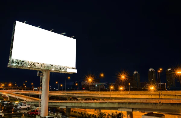 Panneau d'affichage vierge la nuit pour la publicité — Photo