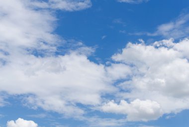 Bulutlu mavi gökyüzü