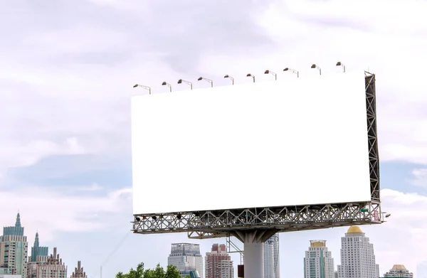 Великий порожній рекламний щит на дорозі з видом на місто — стокове фото