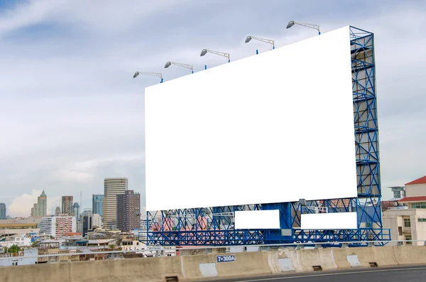 Grand panneau d'affichage blanc sur la route avec vue sur la ville arrière-plan — Photo