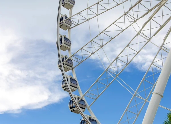 Ruota panoramica e cielo blu — Foto Stock