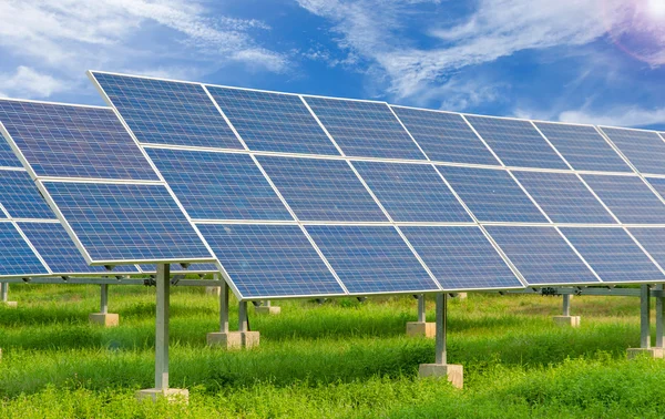 Power plant using renewable solar energy with blue sky — Stock Photo, Image