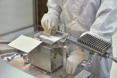 Eczacı hospit kapsüle ambalaj ile ilaç hazırlama