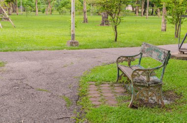 güzel yeşil park banklar
