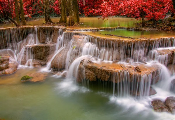 Waterfall in deep rain forest jungle (Huay Mae Kamin Waterfall i — Stock Photo, Image