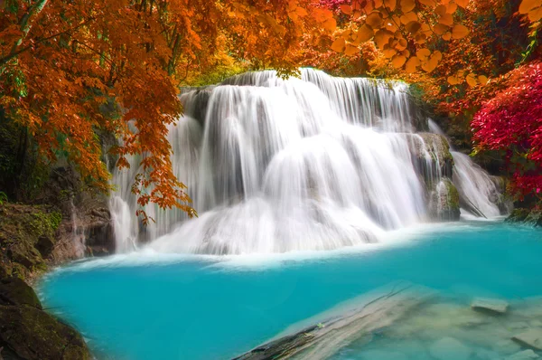 Waterfall in deep rain forest jungle (Huay Mae Kamin Waterfall i — Stock Photo, Image