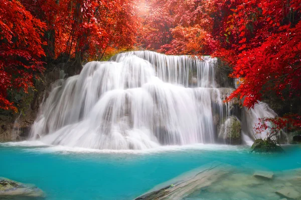 Cascata nella giungla della foresta pluviale profonda (Huay Mae Kamin Waterfall i — Foto Stock