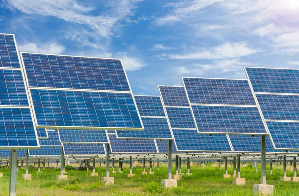 Kraftwerk mit erneuerbarer Sonnenenergie bei blauem Himmel — Stockfoto