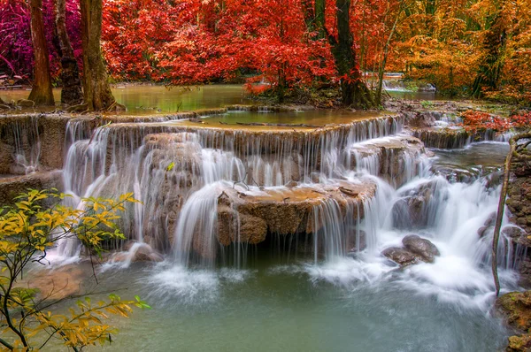 Cascata nella giungla della foresta pluviale profonda (Huay Mae Kamin Waterfall i — Foto Stock