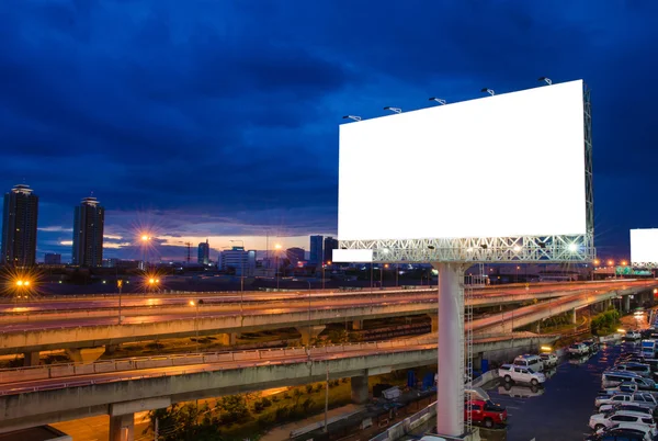 Nachts leere Plakatwand für Werbung. — Stockfoto