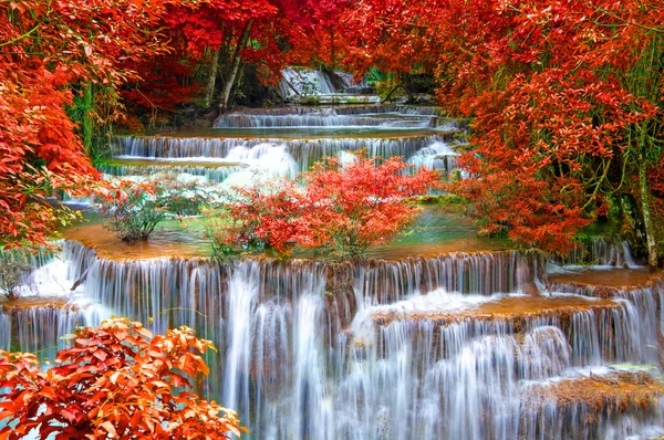 Cascada en la selva profunda (Huay Mae Kamin Cascada i — Foto de Stock