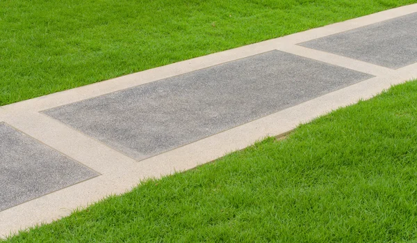 Pathway with green grass in park — Stock Photo, Image