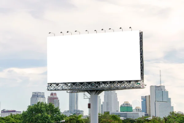 Grande cartellone bianco su strada con sfondo vista città — Foto Stock