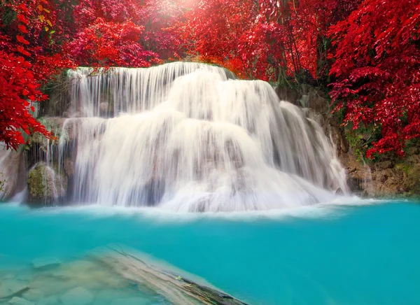 Водопад в джунглях глубокого дождевого леса (Huay Mae Kamin Waterfall i — стоковое фото