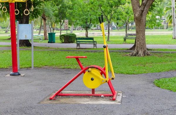 Exercise equipment in public park — Stock Photo, Image