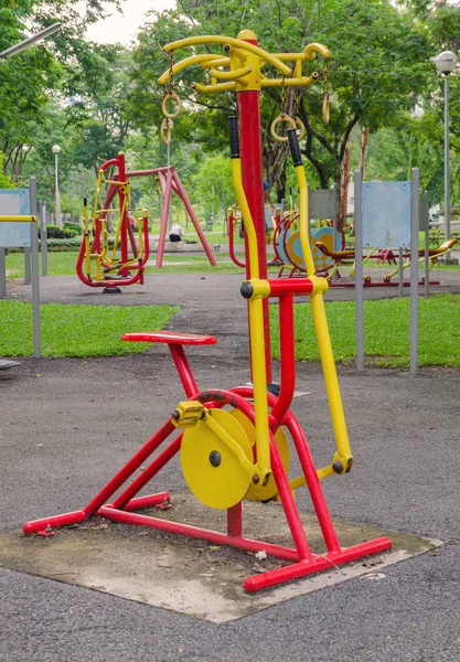 Exercise equipment in public park — Stock Photo, Image
