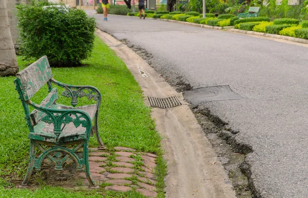 Panchine nel bellissimo parco verde — Foto Stock