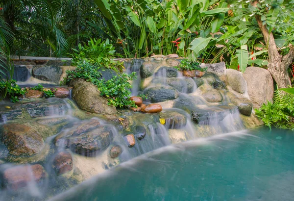 Cascada en jardín en parque público — Foto de Stock