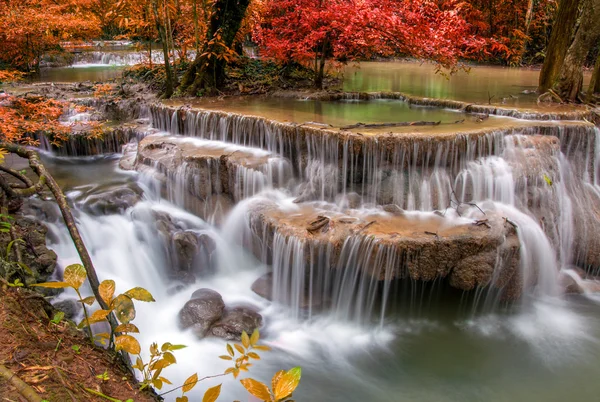 Derin yağmur ormanları orman şelale (Huay Mae Kamin Waterfall ben — Stok fotoğraf