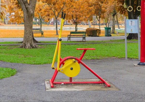 Träningsutrustning i offentlig park — Stockfoto