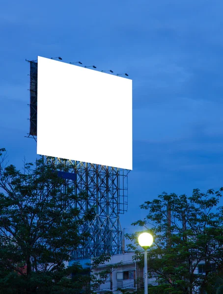 Panneau publicitaire vierge à l'heure du crépuscule pour la publicité — Photo