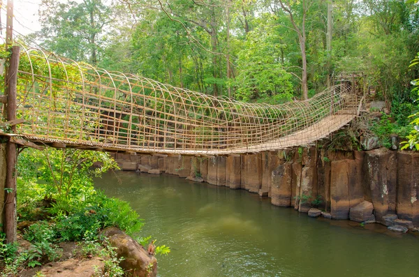 Ponte de bambu sobre o rio em Tad Pha Souam Cachoeira em Paksa — Fotografia de Stock