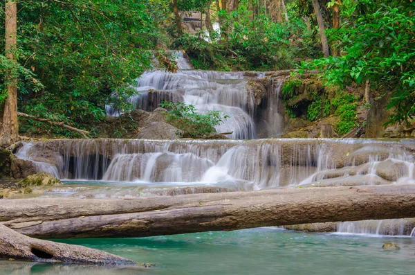 Водопад в глубоком лесу на водопаде Эраван — стоковое фото