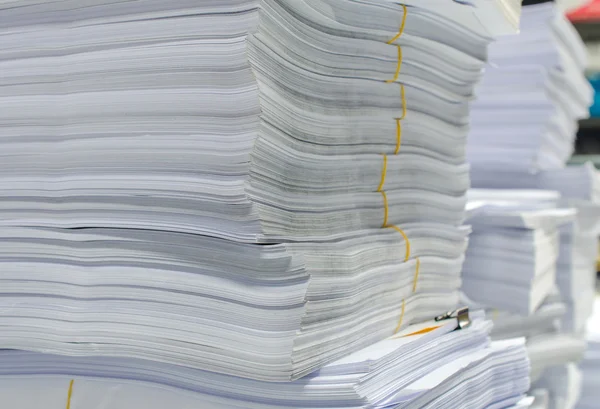 O grămadă de documente de pe teancul de birou aşteaptă să fie gestionate. — Fotografie, imagine de stoc