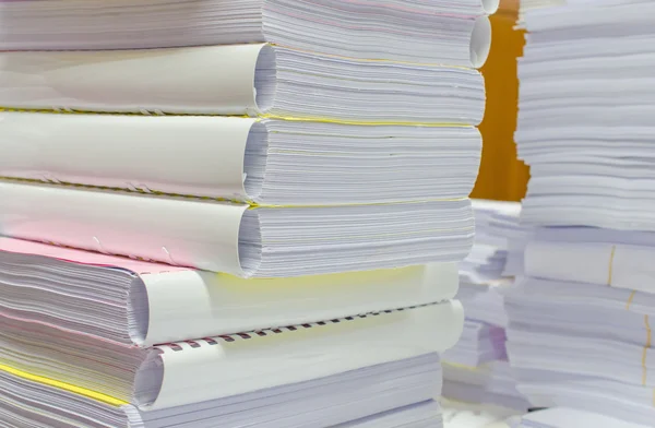 Stapel documenten op het bureau stapelen zich op hoog wachten om te worden beheerd — Stockfoto