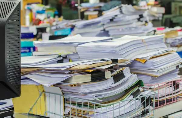 Stapel documenten op het bureau stapelen zich op hoog wachten om te worden beheerd — Stockfoto