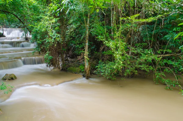 Wasserfall im tiefen Regenwald Dschungel (huay mae kamin waterfall i — Stockfoto