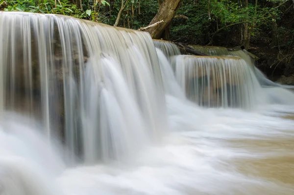 Waterfall in deep rain forest jungle (Huay Mae Kamin Waterfall i — Stock Photo, Image