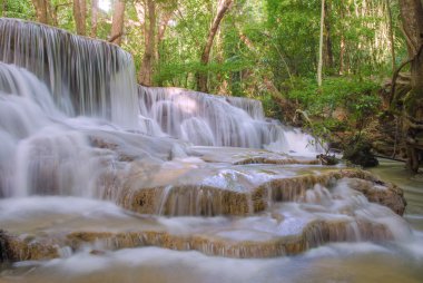 Derin yağmur ormanları orman şelale (Huay Mae Kamin Waterfall ben