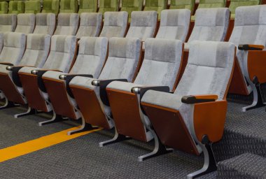 tiyatro ya da konferans salonunda boş sandalyeler.