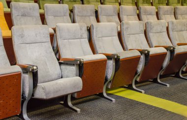tiyatro ya da konferans salonunda boş sandalyeler.