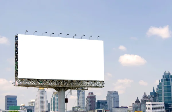 Grand panneau d'affichage blanc sur la route avec vue sur la ville arrière-plan — Photo