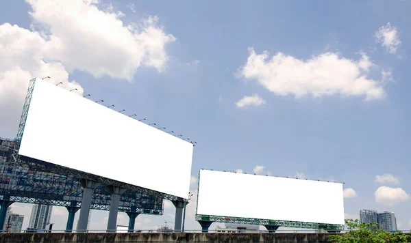 Gran valla publicitaria en blanco en la carretera con vista a la ciudad fondo —  Fotos de Stock