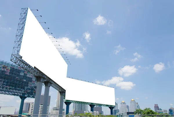 Nagy üres óriásplakát, city view háttérrel úton — Stock Fotó