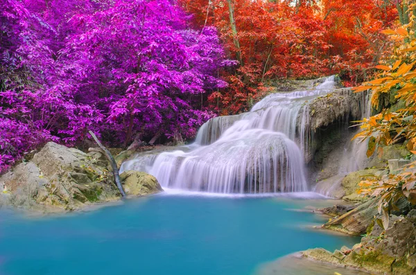 Waterval in diepe bossen op erawan waterval nationaal park, — Stockfoto