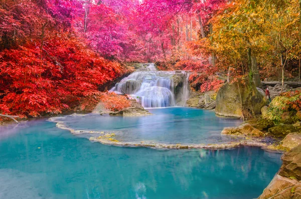 Waterval in diepe bossen op erawan waterval nationaal park, — Stockfoto