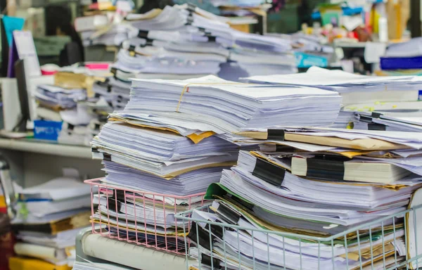 Pile de documents sur le bureau empilent haut en attente d'être gérés — Photo