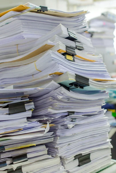 Pilha de documentos na mesa empilhar alta esperando para ser gerenciado — Fotografia de Stock