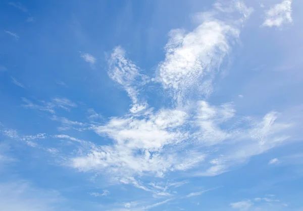 Blå himmel med skyer - Stock-foto