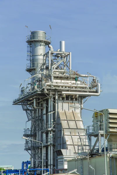 Industriële zone, stalen pijpleidingen en kabels in de fabriek — Stockfoto