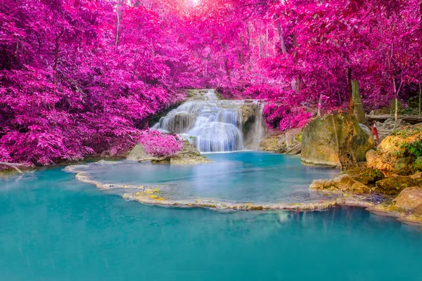 Cascada en bosque profundo en el Parque Nacional de la Cascada de Erawan , —  Fotos de Stock