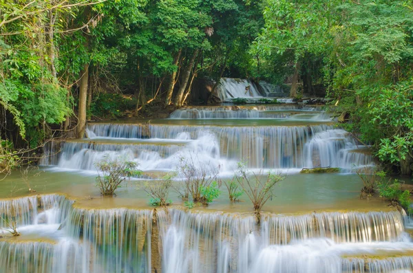 Водопад в джунглях глубокого дождевого леса (Huay Mae Kamin Waterfall i — стоковое фото